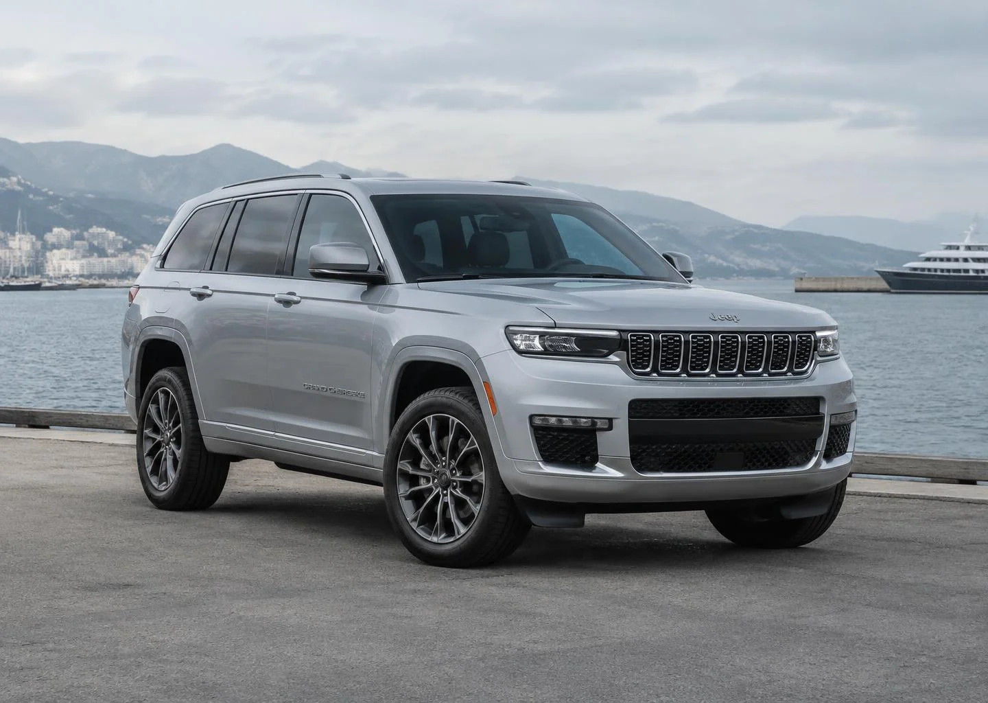 Jeep Grand Cherokee w porcie. Ilustracja, nie realizacja BEST CAR
