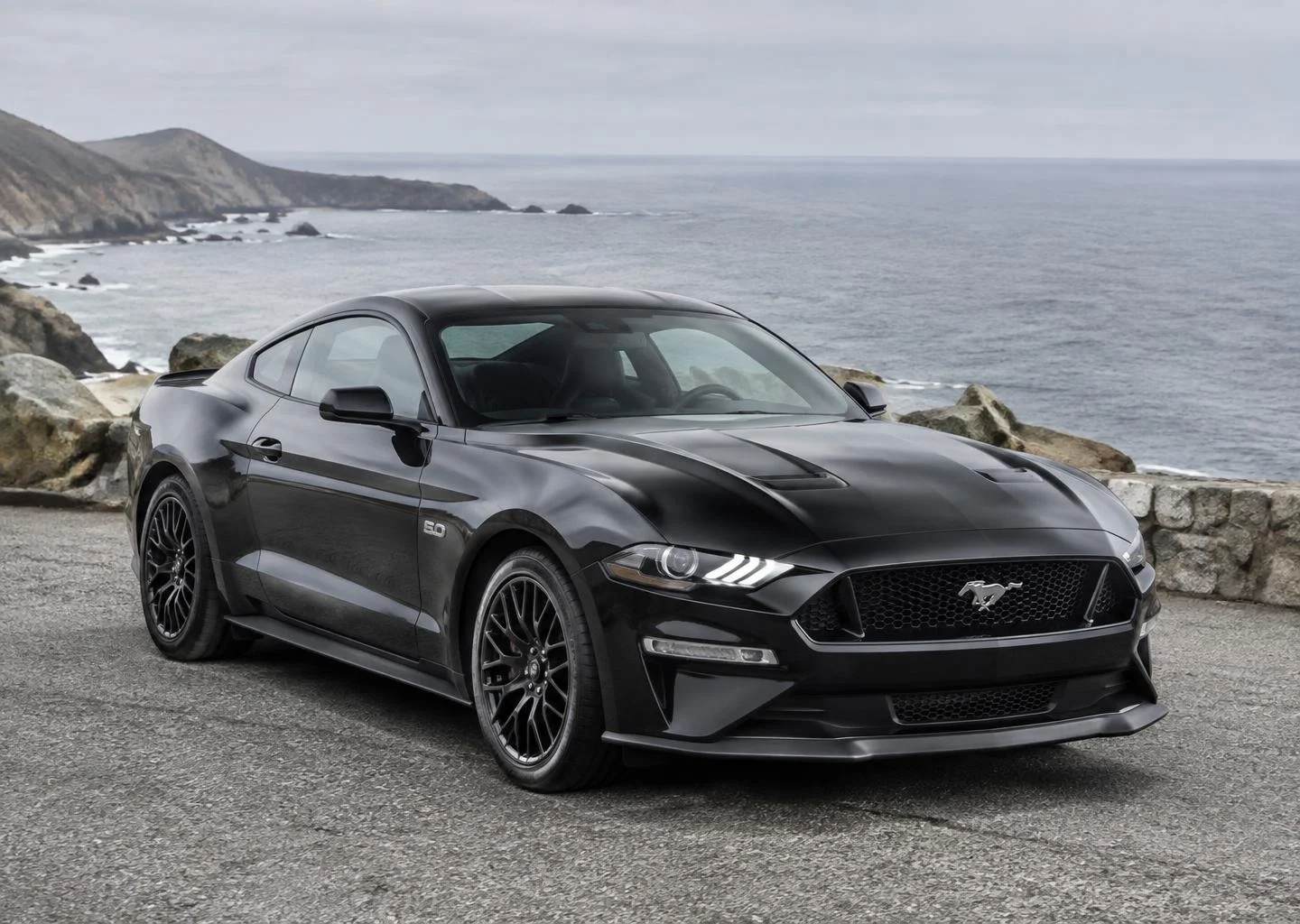 Ford Mustang nad oceanem. Ilustracja, nie realizacja BEST CAR